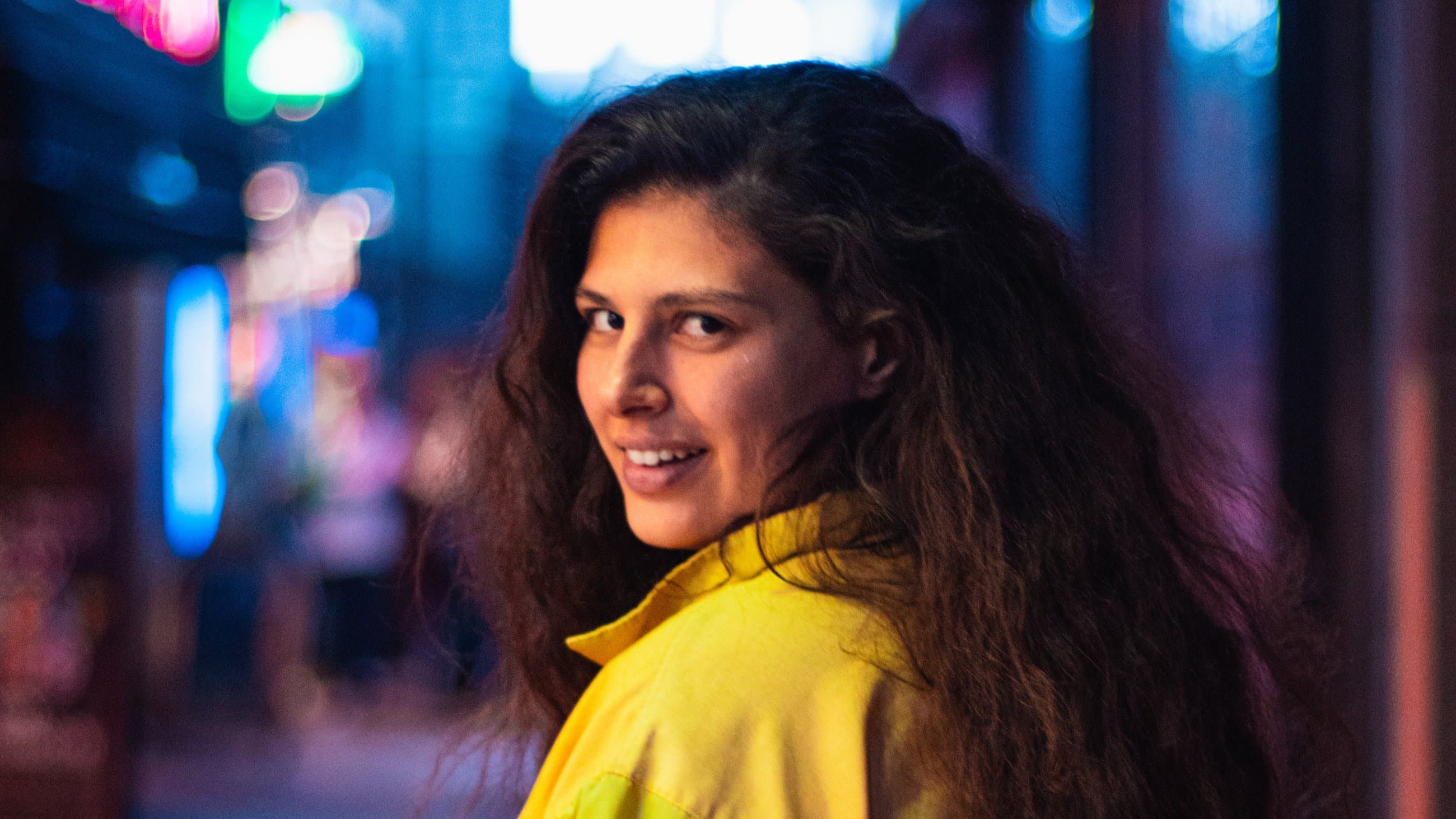 Vrouw lezend met dieren